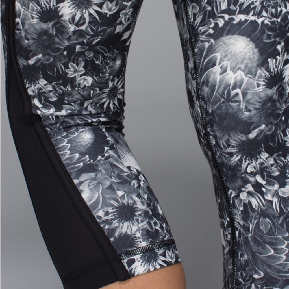 113. Lululemon Up The Pace Crop
Flowabunga Black Angel Wing / Black / Angel Wing - Picture 8 of 13